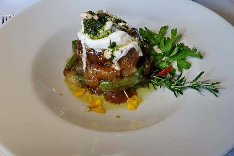 8 Reale di manzo cotto lentamente, su insalata di fagiolini e patate, uovo bio in camicia con salsa di rucola e pinoli (Al Fogher di Piazza Armerina Tappa siciliana d’obbligo)