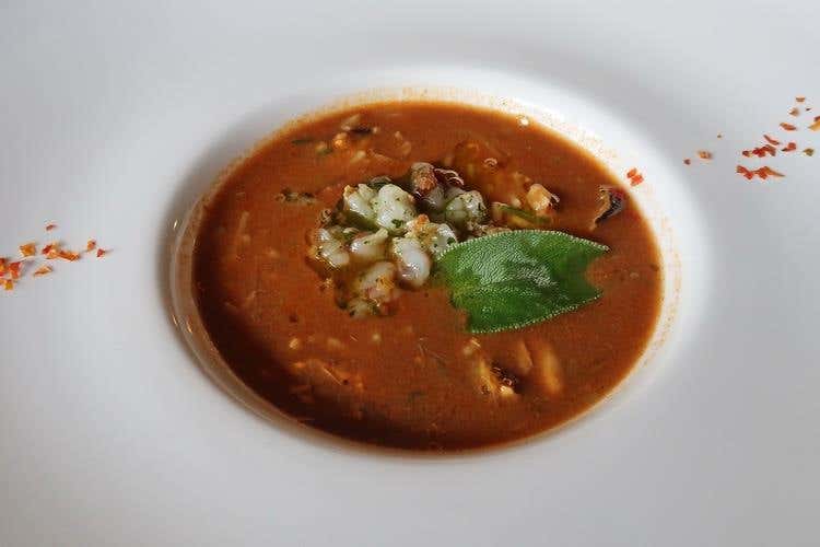 Minestra con ristretto di crostacei, fagioli borlotti del territorio, muscoli di mare, frammenti di cappelli d’angelo e profumi di terra (Al Fogher di Piazza Armerina 
Tappa siciliana d’obbligo)