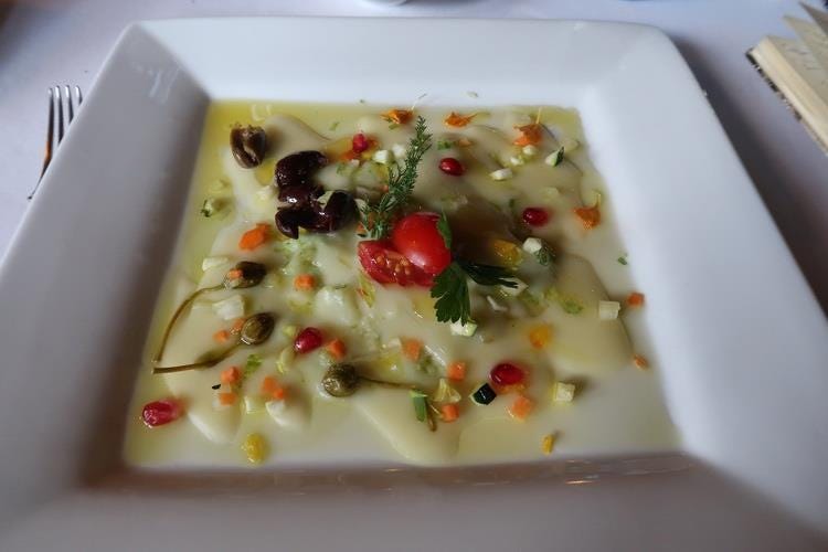 Battuta di merluzzo con verdello fermentato, cremoso di patate, capperi, olive e fiori (Al Fogher di Piazza Armerina 
Tappa siciliana d’obbligo)