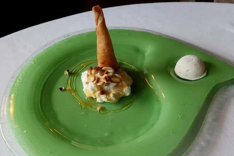 Mousse di ricotta al moscato con croccantino e caramello al miele d’eucalipto, semifreddo di latte condensato e mandorle(Al Fogher di Piazza Armerina 
Tappa siciliana d’obbligo)