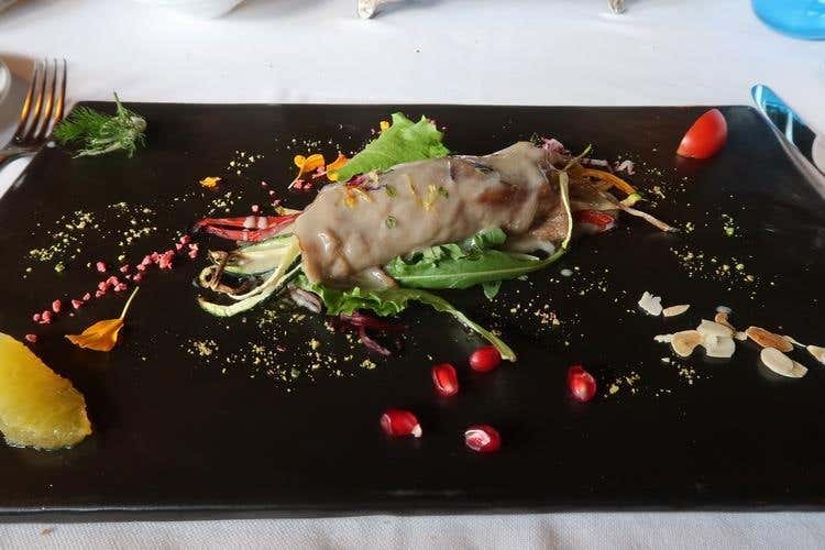 Schioppetti di vitello con verdure croccanti, caprino basilico e gocce di erborinato al marsala (Al Fogher di Piazza Armerina 
Tappa siciliana d’obbligo)