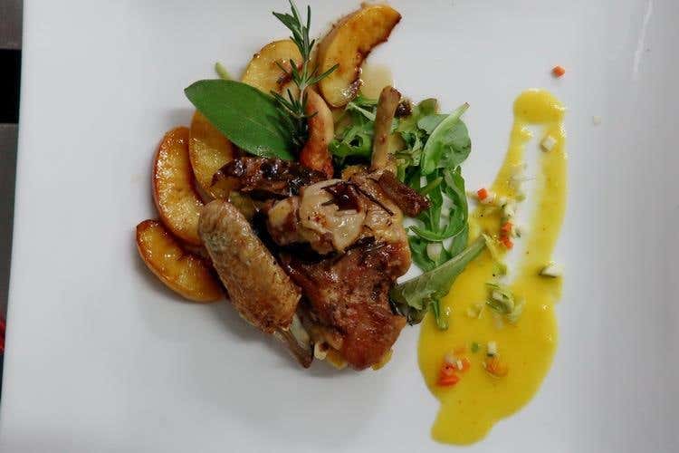 Pollo ruspante di Bress, pesche, distillato dimosto, crema peperoni gialli (Al Fogher di Piazza Armerina 
Tappa siciliana d’obbligo)