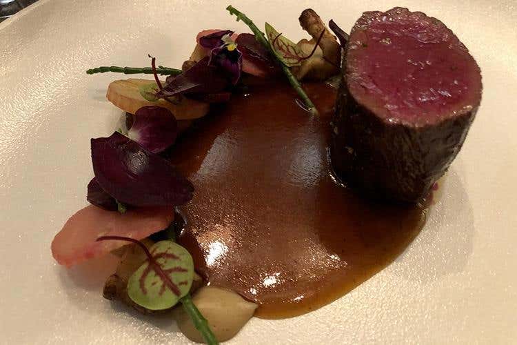 Controfiletto di cervo, scalogno, porcini, barbabietola (Al Nives i dettagli sono tutto Ospitalità di alto livello in val Gardena