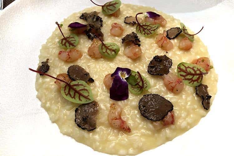 Risotto al fieno, formaggio d'alpeggio, battuta di gamberi rossi, tartufo nero (Al Nives i dettagli sono tutto Ospitalità di alto livello in val Gardena