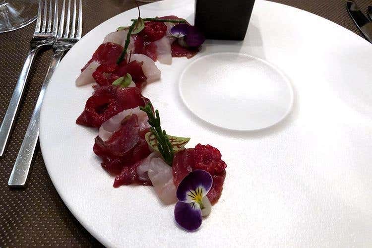 Capriolo marinato al miele, branzino, lamponi, purea di sedano rapa (Al Nives i dettagli sono tutto Ospitalità di alto livello in val Gardena