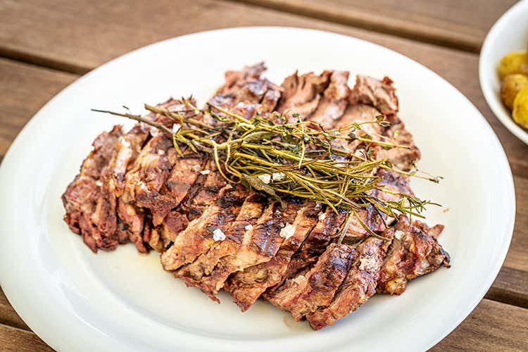 La costata di manzo “Grinder Size” by Rizzieri con patate al forno  (Alajmo apre sull'Isola La Certosa 
Cucina immediata in laguna)