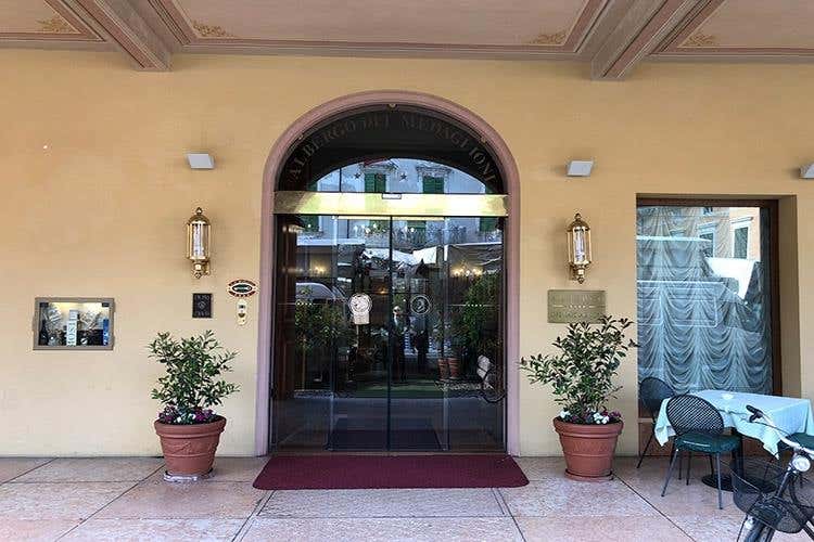 (Albergo dei Medaglioni 
Ospitalità e cucina tipicamente emiliane)