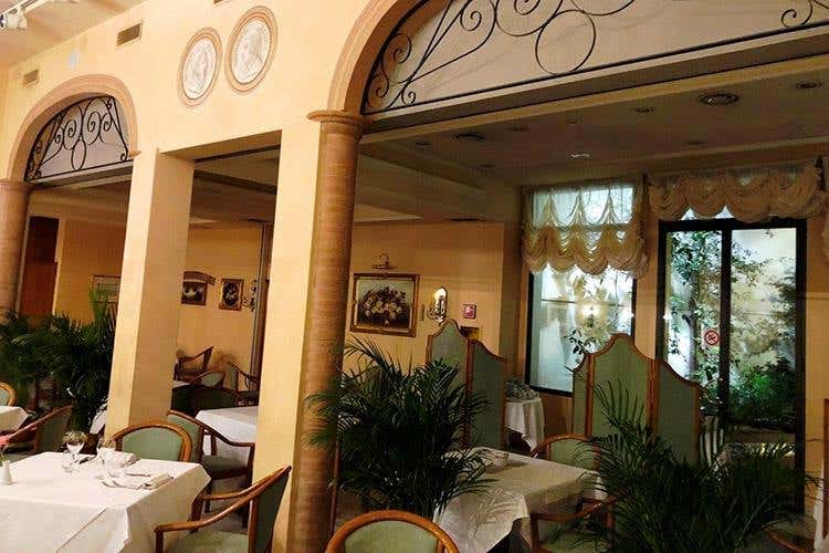 (Albergo dei Medaglioni 
Ospitalità e cucina tipicamente emiliane)