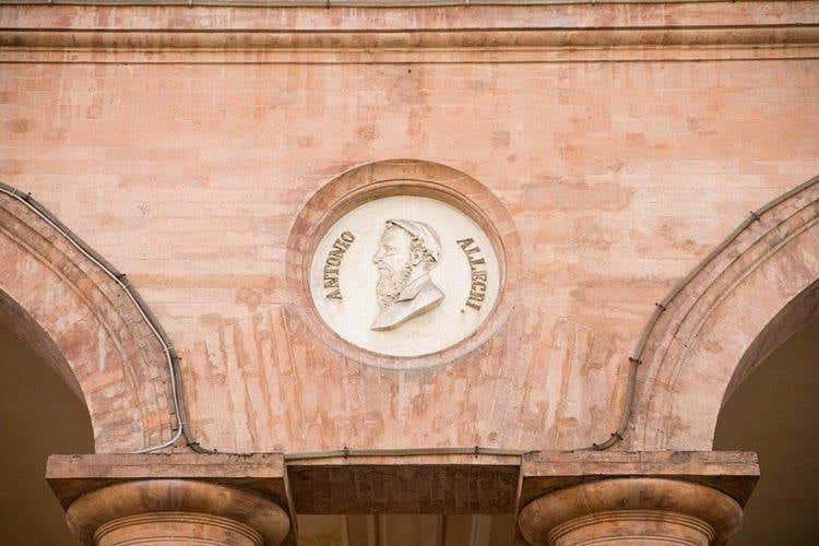 (Albergo dei Medaglioni 
Ospitalità e cucina tipicamente emiliane)