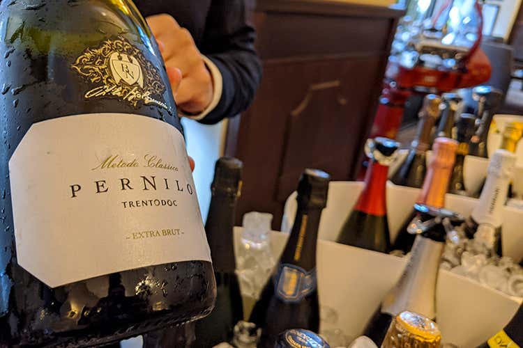 (Trentodoc brinda al Natale 
negli spazi de L'Alchimia a Milano)