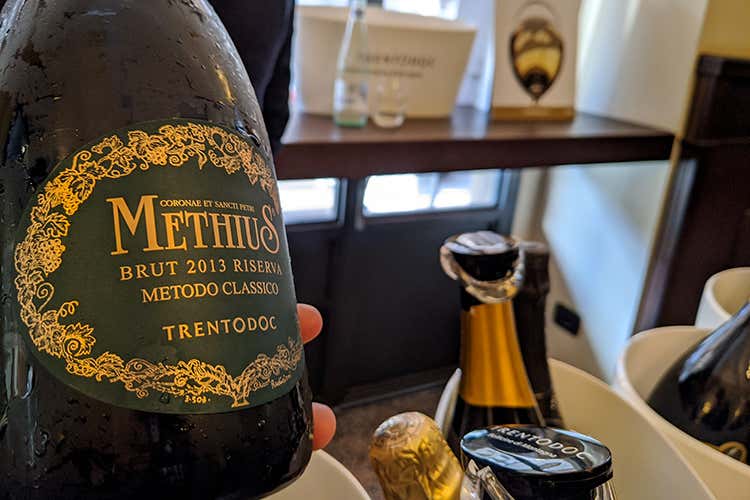 (Trentodoc brinda al Natale 
negli spazi de L'Alchimia a Milano)