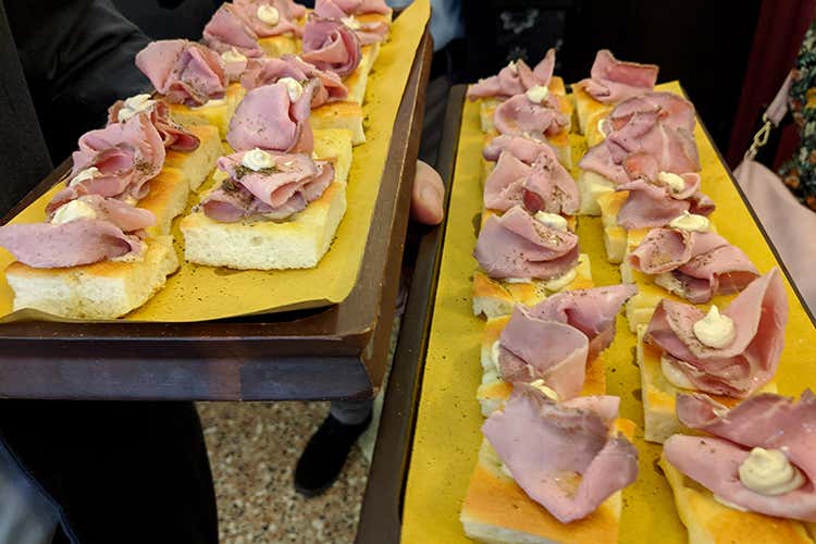 (Trentodoc brinda al Natale 
negli spazi de L'Alchimia a Milano)