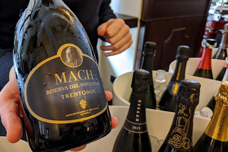 (Trentodoc brinda al Natale 
negli spazi de L'Alchimia a Milano)