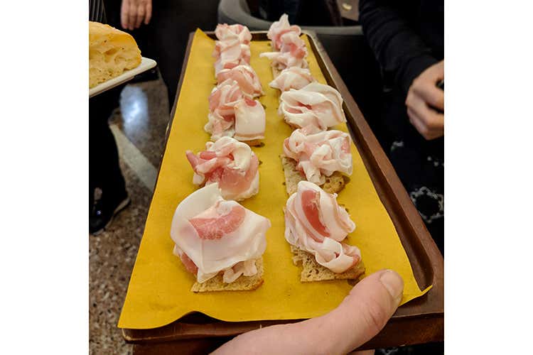 (Trentodoc brinda al Natale 
negli spazi de L'Alchimia a Milano)