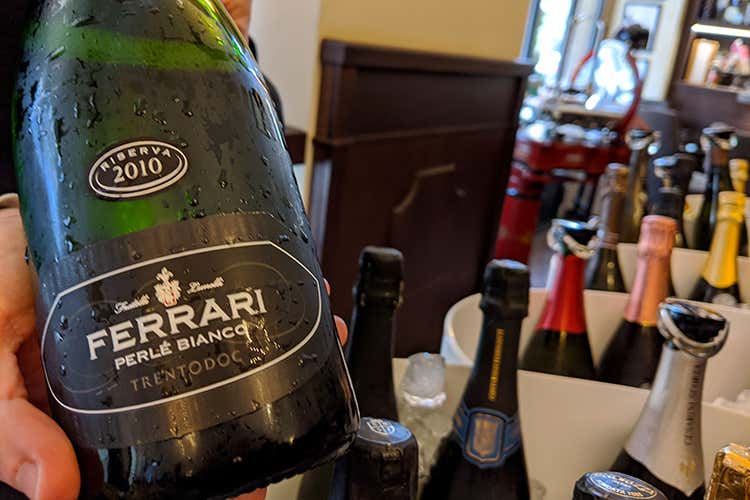 (Trentodoc brinda al Natale 
negli spazi de L'Alchimia a Milano)