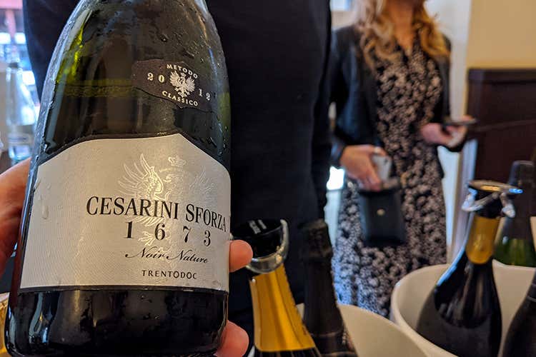 (Trentodoc brinda al Natale 
negli spazi de L'Alchimia a Milano)