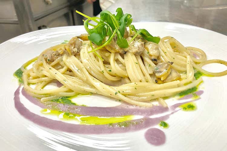 Spaghetti Senatore cappelli con vongole veraci, clorofilla di rucola e crema di patate viola (Alfonso Cicerale, il nuovo chef 
de La Caravella a Venezia)