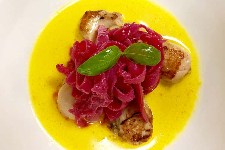 Medaglioni di cappasanta scotati su creama di zafferano e pastis, tagliatella di seppia marinata alla rapa rossa (Alfonso Cicerale, il nuovo chef 
de La Caravella a Venezia)