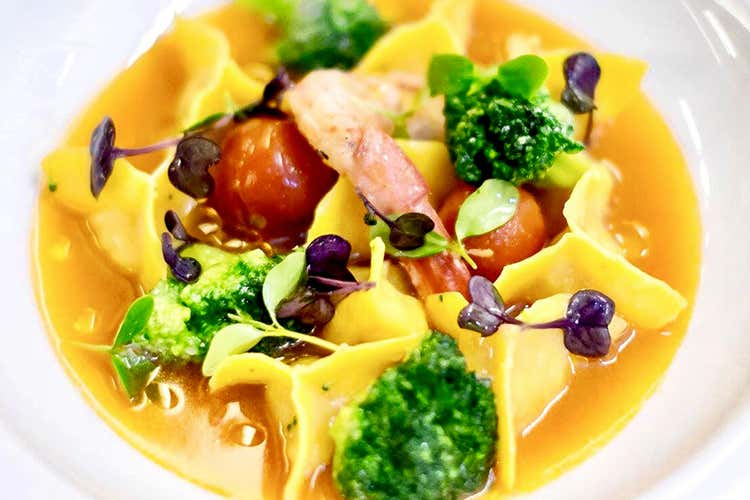 Ravioli ripieni di scampi, guazzetto allo zafferano e verdure (Alfonso Cicerale, il nuovo chef 
de La Caravella a Venezia)