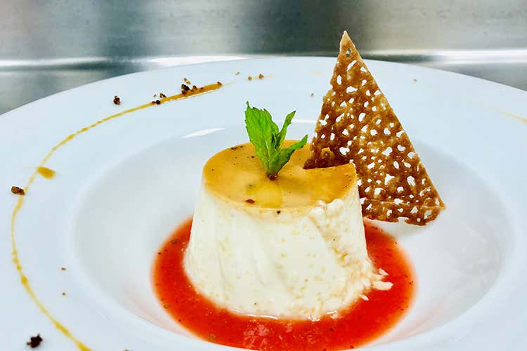 Panna cotta al forno ai fiori di lavanda, coulis di fragole e croccantino al Porto e nocciole (Alfonso Cicerale, il nuovo chef 
de La Caravella a Venezia)