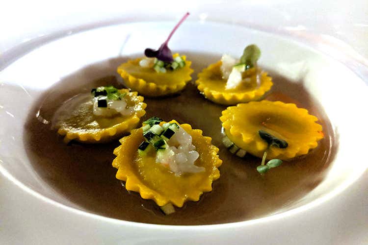 Tortelli con zucchine e consommé di scampi (All'Assaje con Lorenzo Di Gravio 
Un fine dining per tutti i giorni)