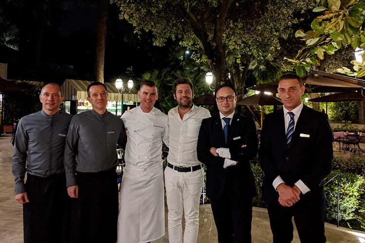 Insieme allo staff del Ristorante Assaje (All'Assaje con Lorenzo Di Gravio 
Un fine dining per tutti i giorni)