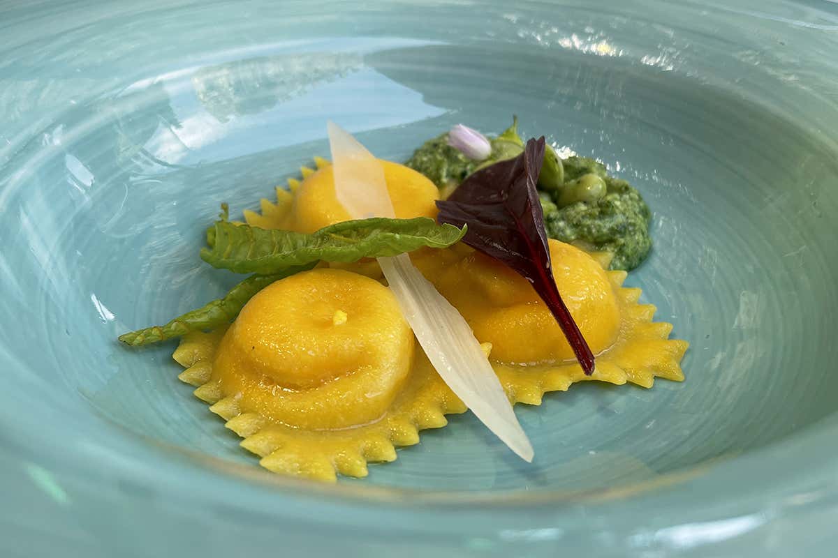 Ravioli all'acqua cotta con pesto di fave e riduzione della cottura delle verdure - Osteria di Passignano 