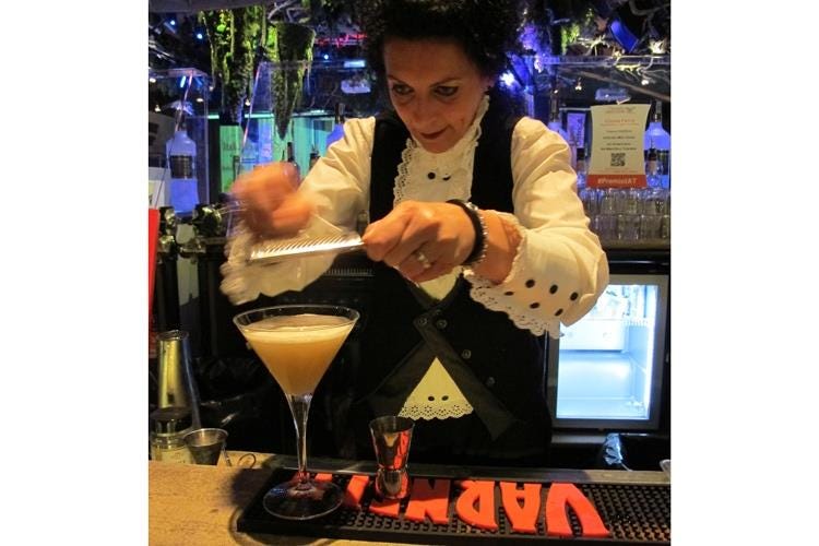 Cinzia Ferro - All'Otel Varietè show dei barman 
Gusto, colore e passione nei cocktail