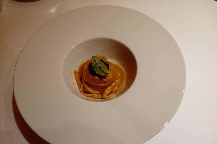 LE LINGUINE con nocciole piemontesi, asparagi bianchi e caviale