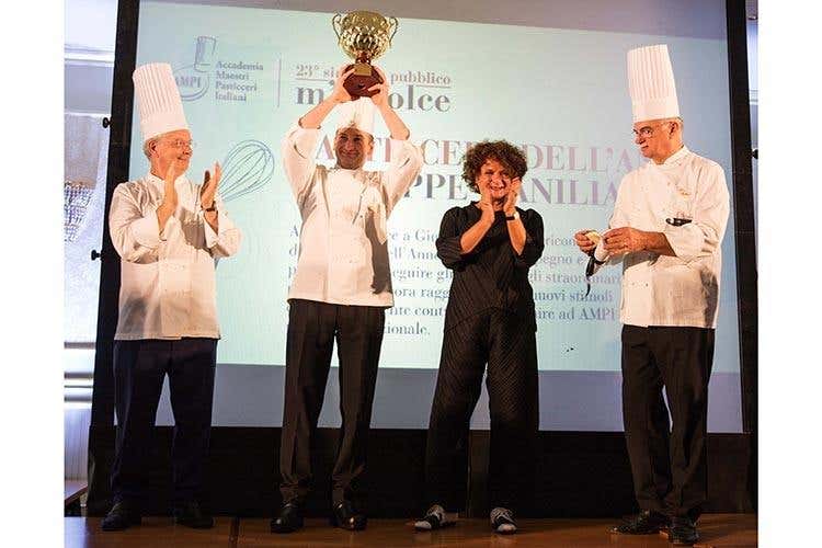 Iginio Massari, Giuseppe Manilia, Corinna Raineri Pavoni e Gino Fabbri (AMPI festeggia e valorizza le Marche 
Un Simposio tra medaglie e creatività)