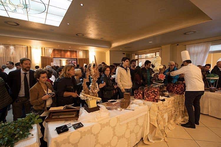 (AMPI festeggia e valorizza le Marche 
Un Simposio tra medaglie e creatività)