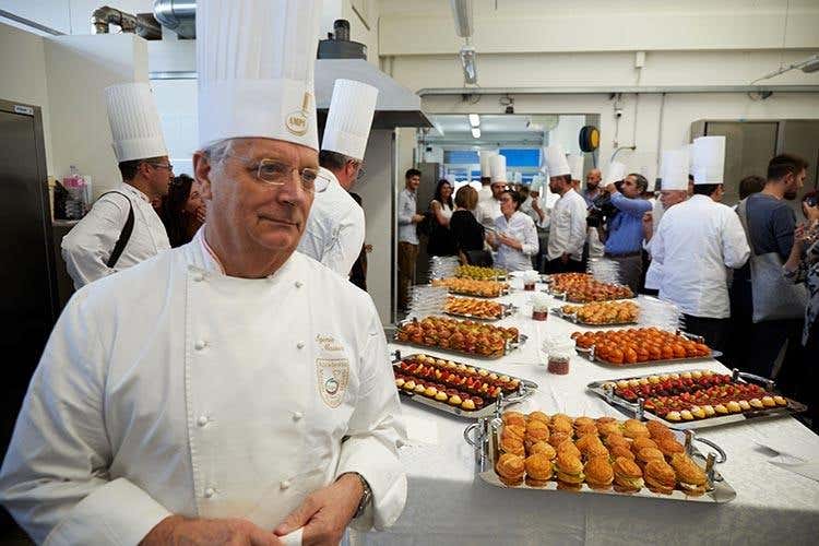 Iginio Massari (AMPI festeggia e valorizza le Marche 
Un Simposio tra medaglie e creatività)