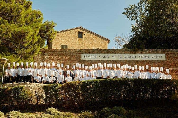 (AMPI festeggia e valorizza le Marche 
Un Simposio tra medaglie e creatività)