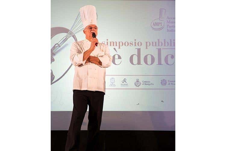 Gino Fabbri (AMPI festeggia e valorizza le Marche 
Un Simposio tra medaglie e creatività)