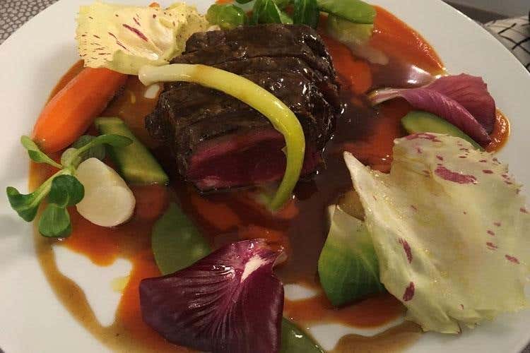 Costata con verdure e salsa all'italiana - Andrea Larossa, da Verbania ad Alba 
Nei piatti innovazione e sapori del posto