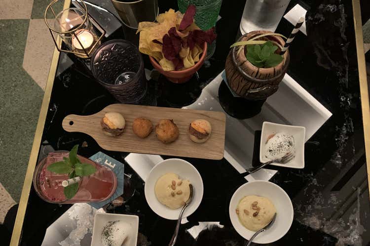 (Un aperitivo in musica 
Madre presenta il suo Happy hour)