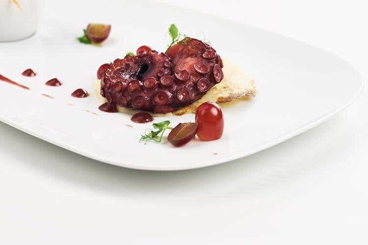 Tentacolo di polpo, purea di sedano rapa, mosto d'uva, aneto e crostini di Brezel bavaresi - Aromatica, continuano i menu mensili È il turno del socio Chic Umberto Gorizia