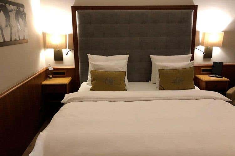 (Arredi in legno e tipicità in tavola 
al Platzl Hotel, 4 stelle a Monaco)