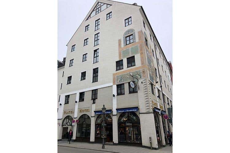 (Arredi in legno e tipicità in tavola 
al Platzl Hotel, 4 stelle a Monaco)