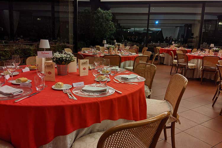 La sala del ristorante Al Pianone (Arrigoni Battista, 105 anni di storia 
Festa dal gusto tutto bergamasco)