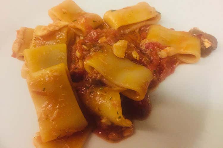 Mezzi paccheri con ragù di gallinella e olive taggiasche (Le Arti di Giorgio e Claudia 
I buongustai orobici approvano)