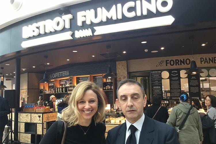 Simona Gelpi (direttore comunicazione Autogrill) ed Ezio Balarini, Assaggio, il nuovo concept di Autogrill 
porta il gusto made in Italy a Fiumicino