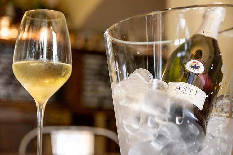 (Asti spumante e Moscato d'Asti 
si bevono anche in tv, da Borghese!)