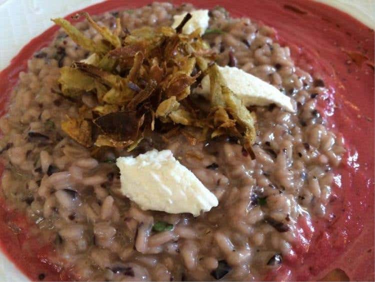 Risotto radicchio e gorgonzola, crema di barbabietole e carciofi fritti, di Michele Camolei
