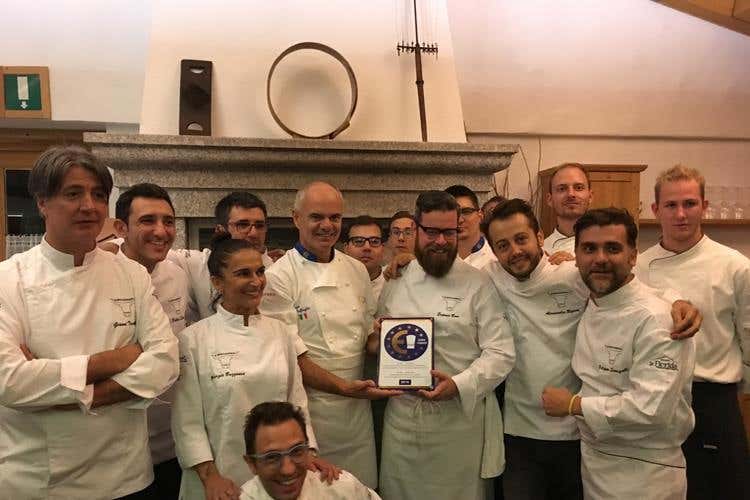 Eugenio Boer riceve dalle mani del presidente Enrico Derflingher la targa di Euro-Toques come nuovo iscritto