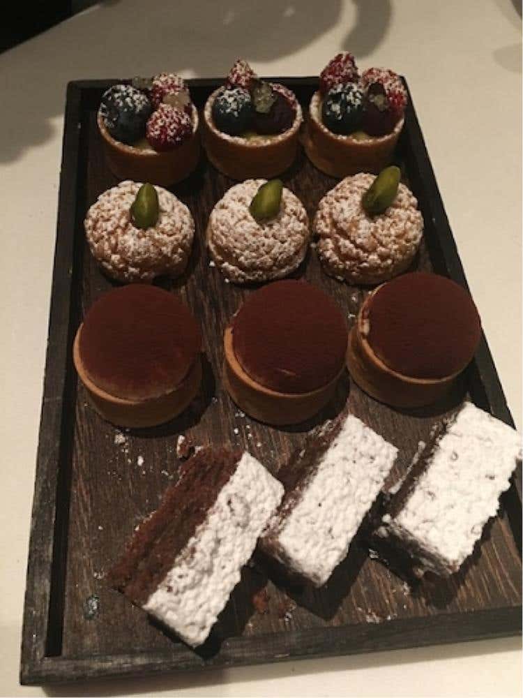 Piccola pasticceria servita con Antica Formula di Carpano-Branca 