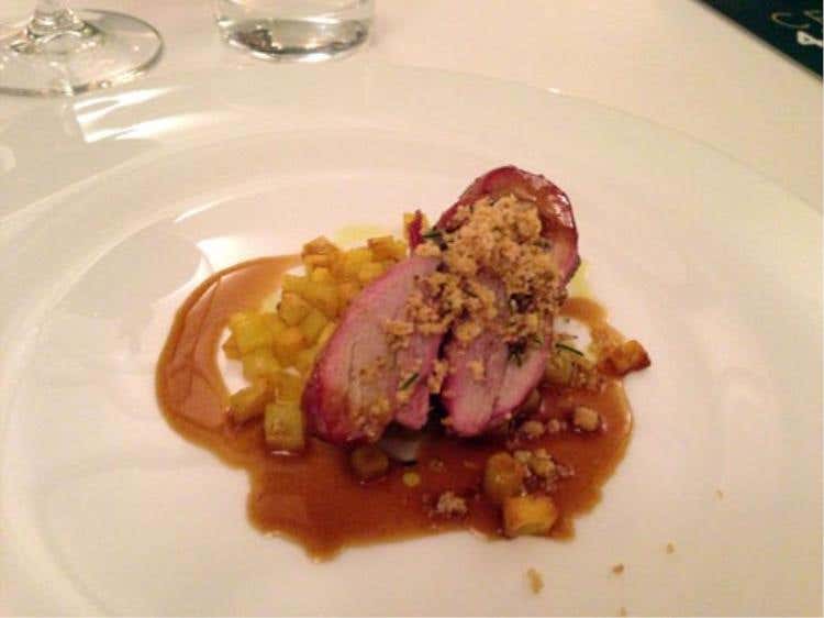 Spalla di capretto croccante su patate alla curcuma e crumble di abete rosso