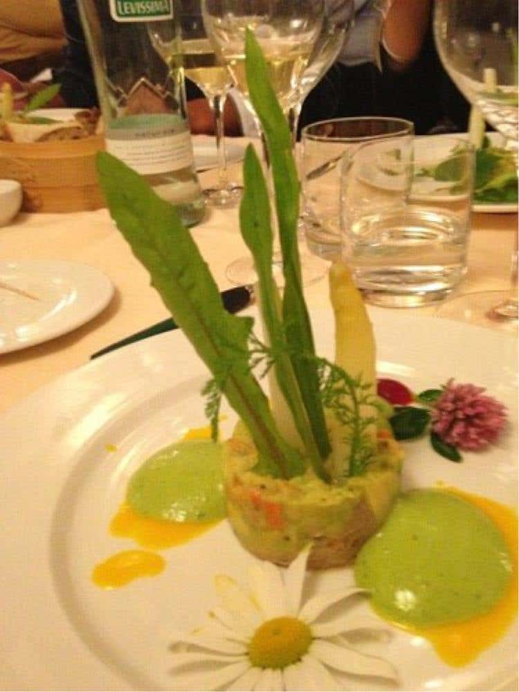 Pesto di avocado e verdure con asparagi bianchi ed erbe selvatiche. Contrasto di lampone e aglio oprsino (di Pietro Leemann