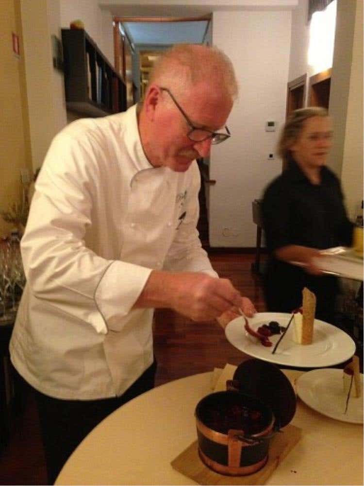 Antonio Tonola prepara il dolce attingendo dal lavéec (pentola di pietra ollare