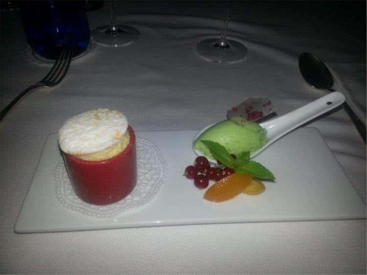 Soufflé alla vaniglia di Haiti con sorbetto al basilico e macedonia di Kumquat